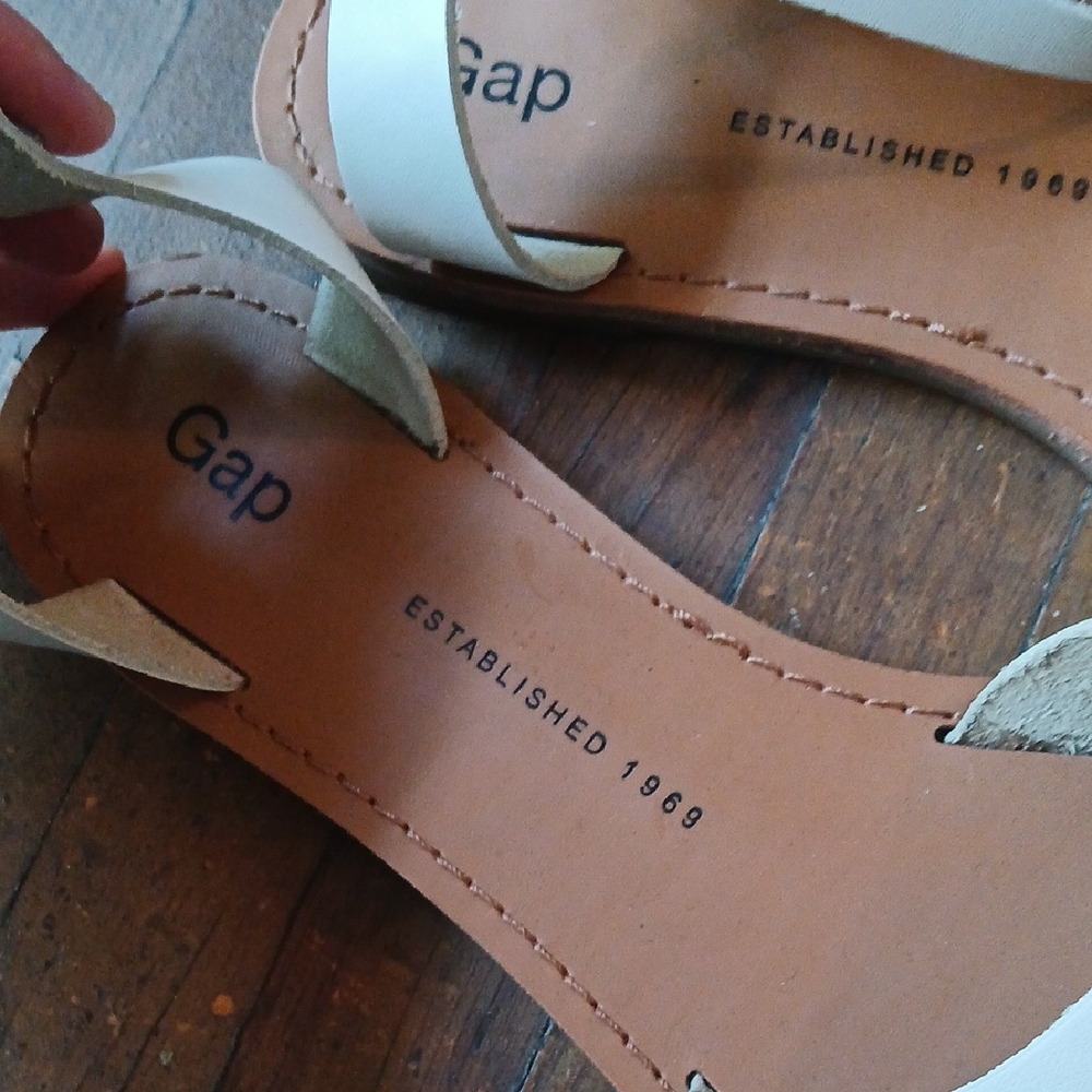 GAP Classic Sandals - Picture 2 of 4
